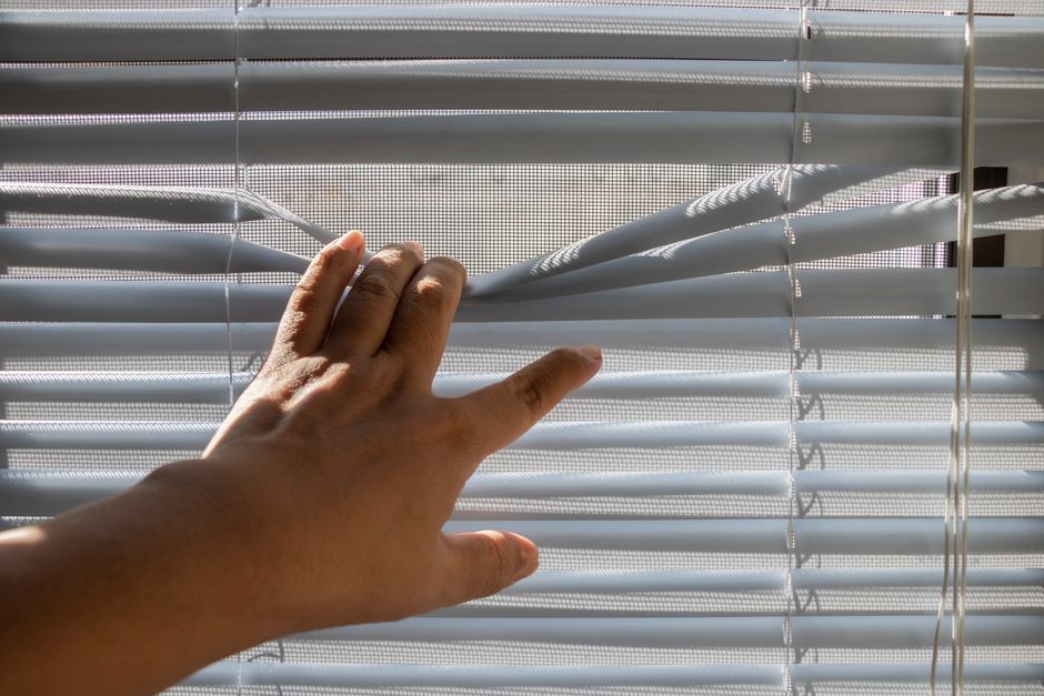 Gordijnen isoleren tegen zomerhitte effectief.