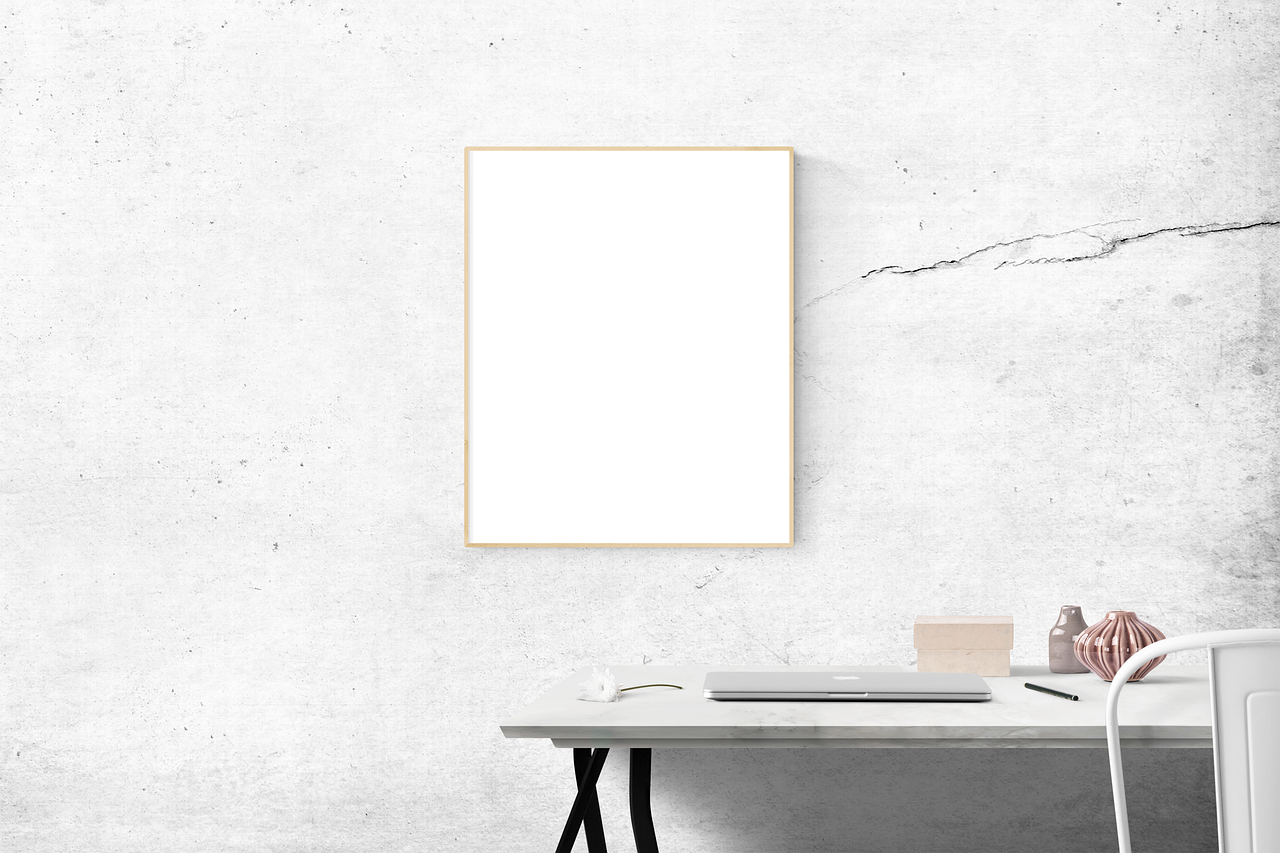 Vrouw meet afstand tussen schilderijen op muur. Vrouw meet afstand tussen schilderijen op muur.