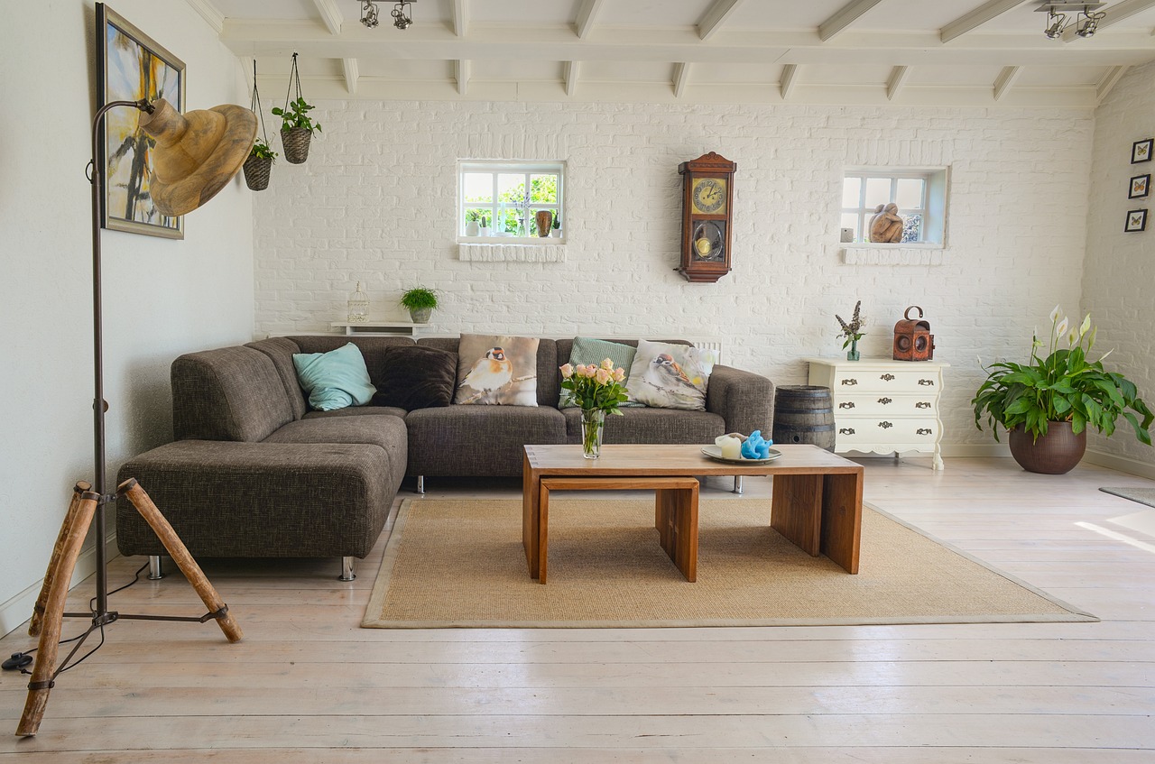 Middeleeuwse wandtapijt met gotisch ontwerp in eetkamer.