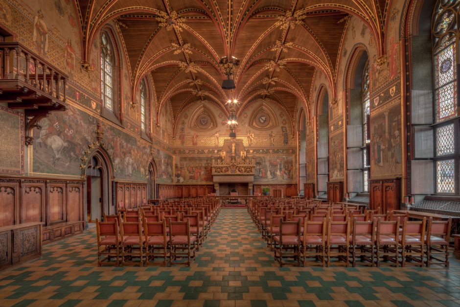 Barokke spiegel met gotische lijst in eetkamer.
